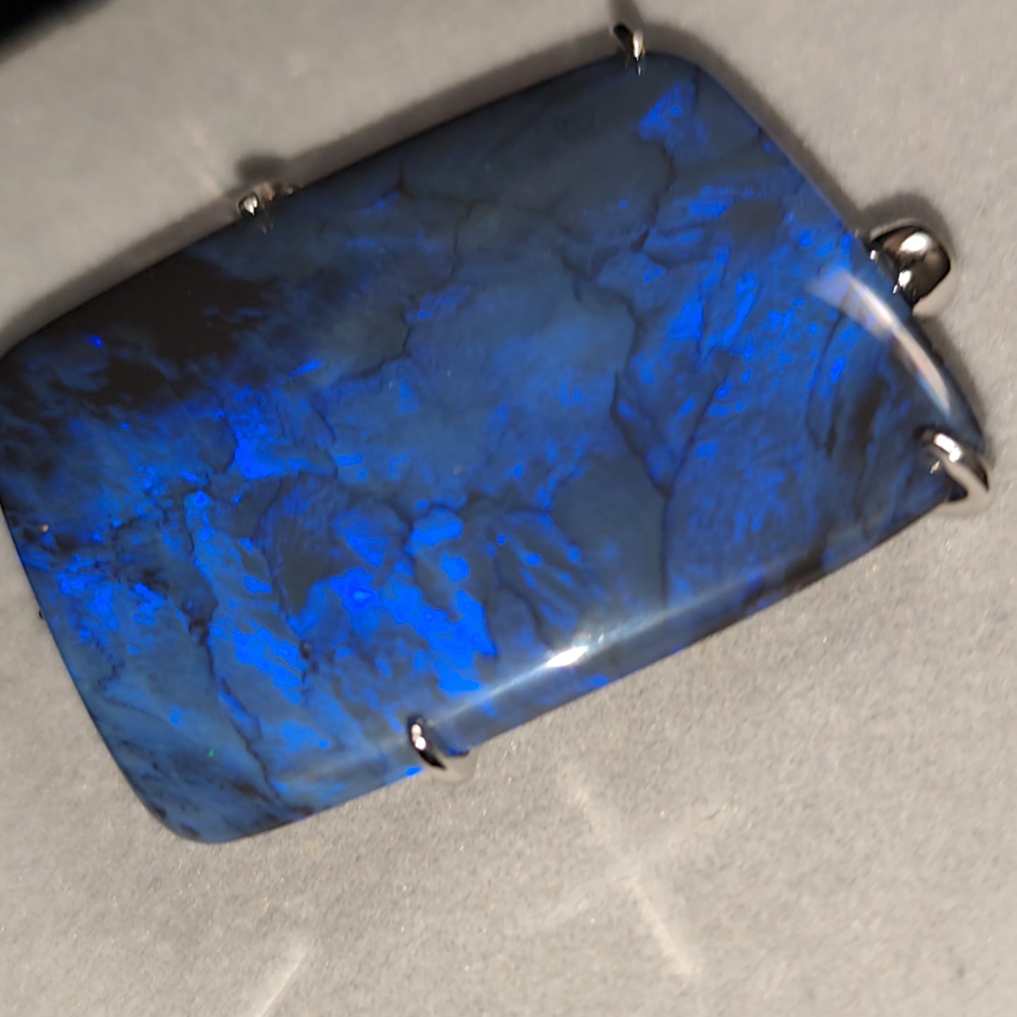 Grand pendentif opale australienne lightning ridge noire de 51 carats