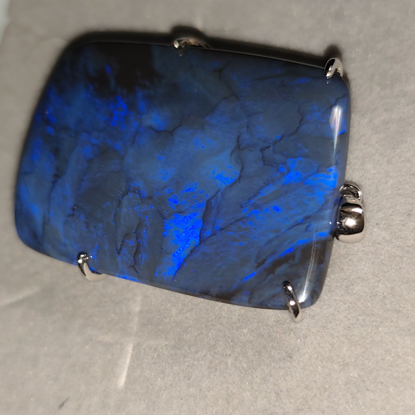 Grand pendentif opale australienne lightning ridge noire de 51 carats