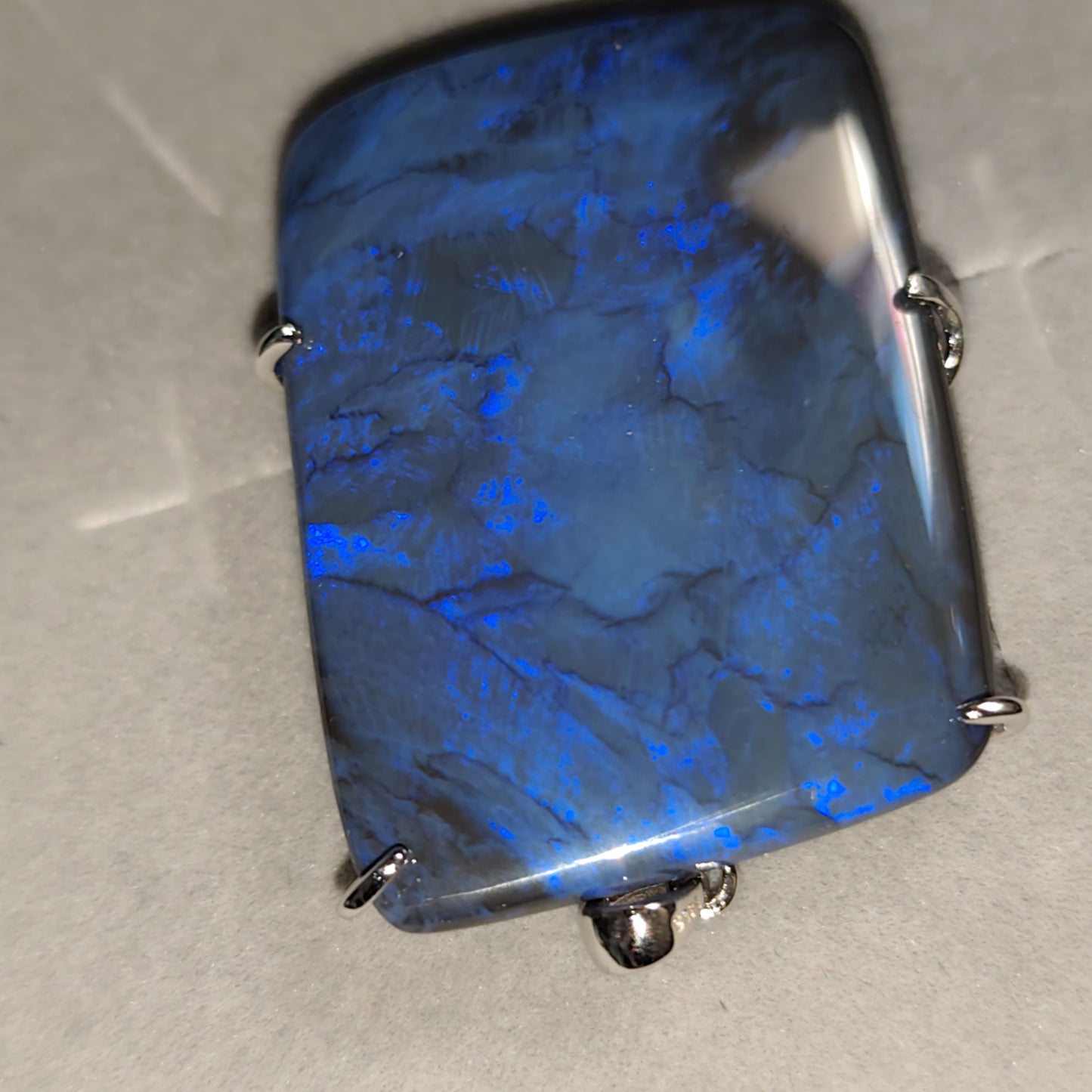 Grand pendentif opale australienne lightning ridge noire de 51 carats