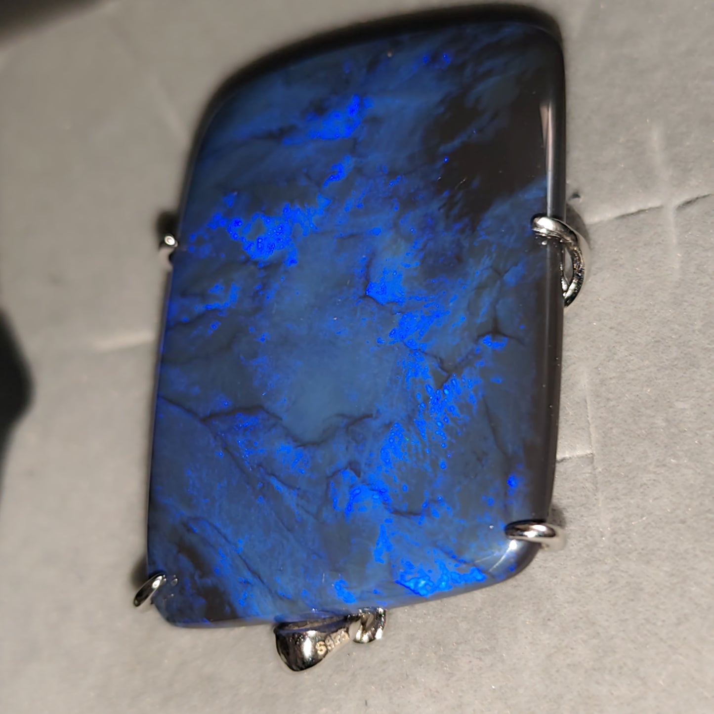 Grand pendentif opale australienne lightning ridge noire de 51 carats