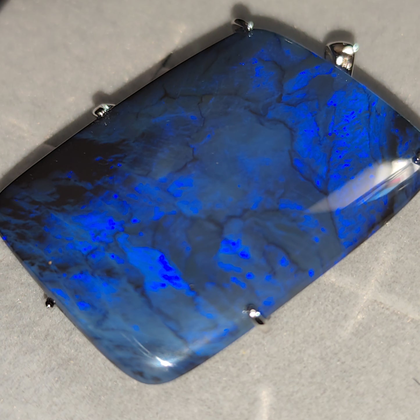 Grand pendentif opale australienne lightning ridge noire de 51 carats