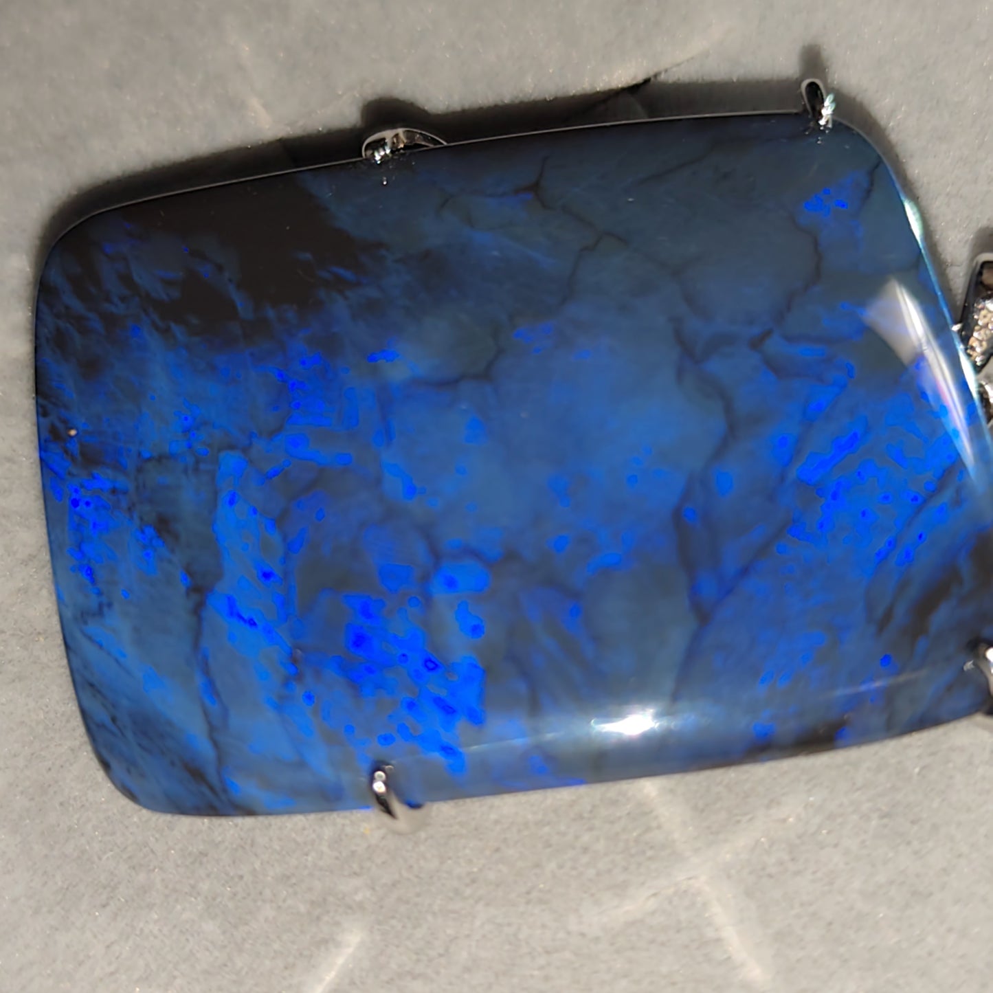 Grand pendentif opale australienne lightning ridge noire de 51 carats