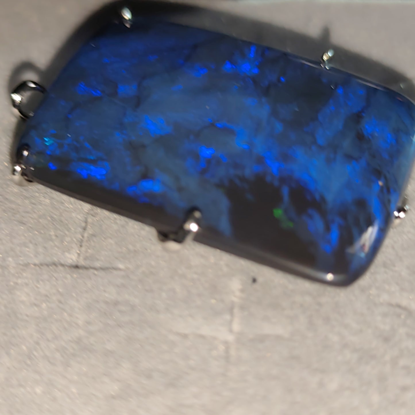 Grand pendentif opale australienne lightning ridge noire de 51 carats