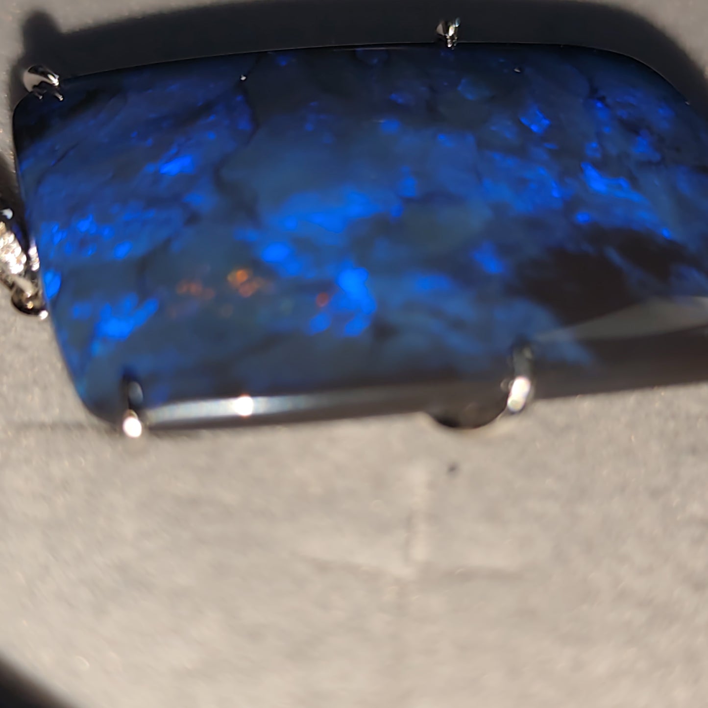 Grand pendentif opale australienne lightning ridge noire de 51 carats