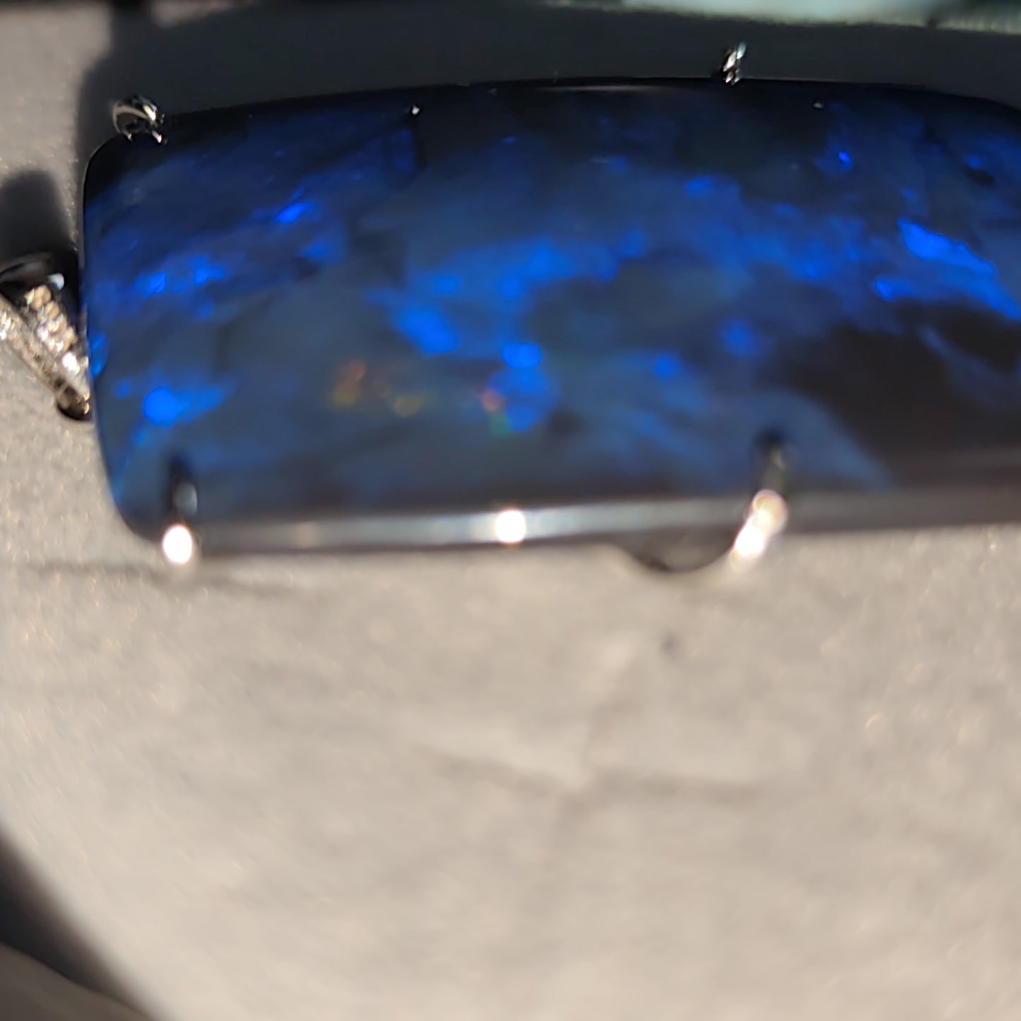 Grand pendentif opale australienne lightning ridge noire de 51 carats