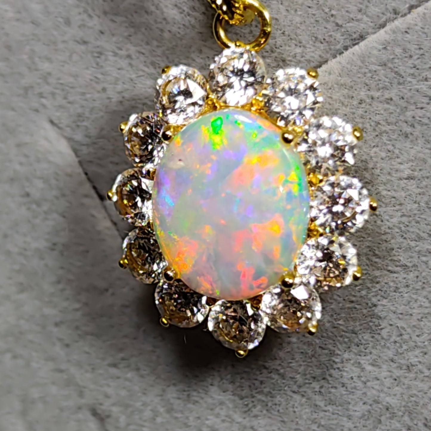 Pendentif or 18 carats opale australienne Cooberpedy