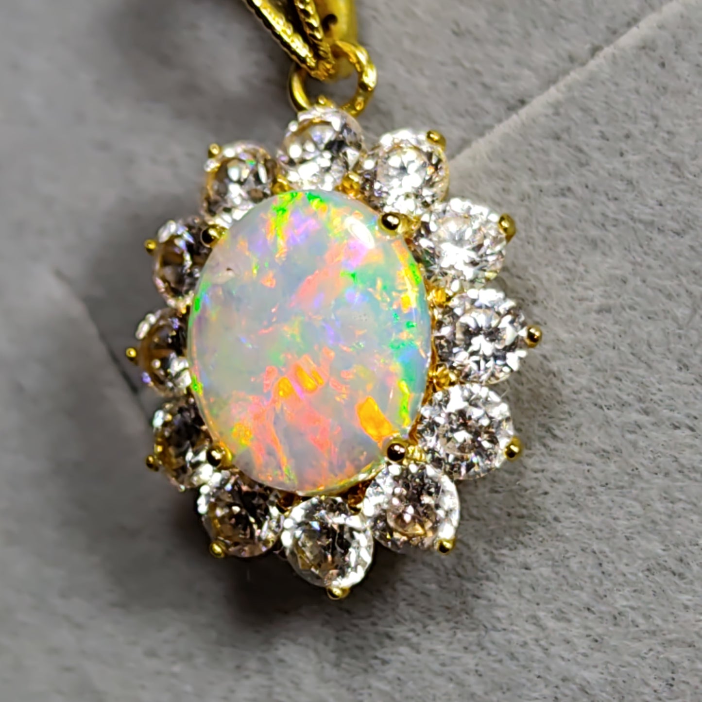 Pendentif or 18 carats opale australienne Cooberpedy