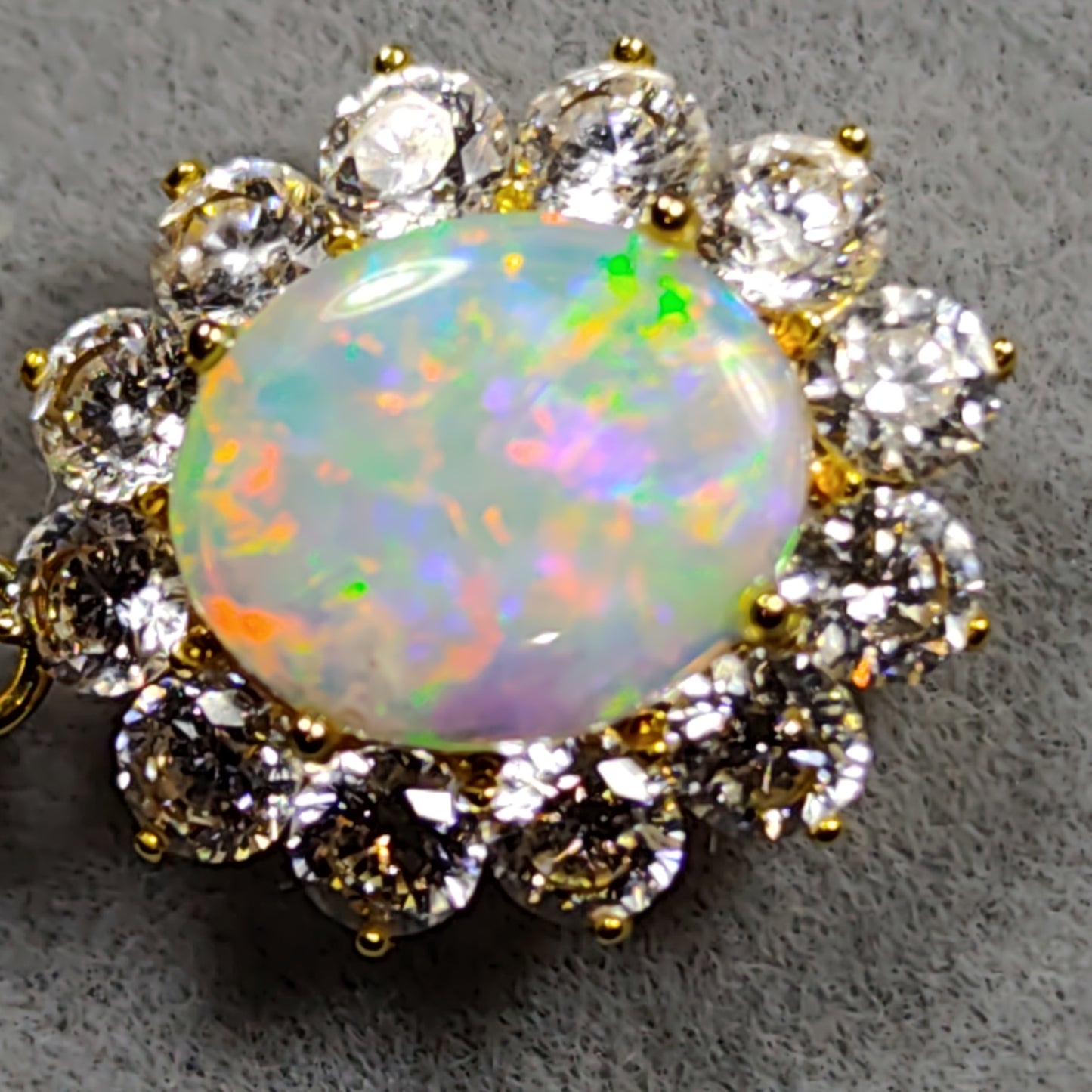 Pendentif or 18 carats opale australienne Cooberpedy