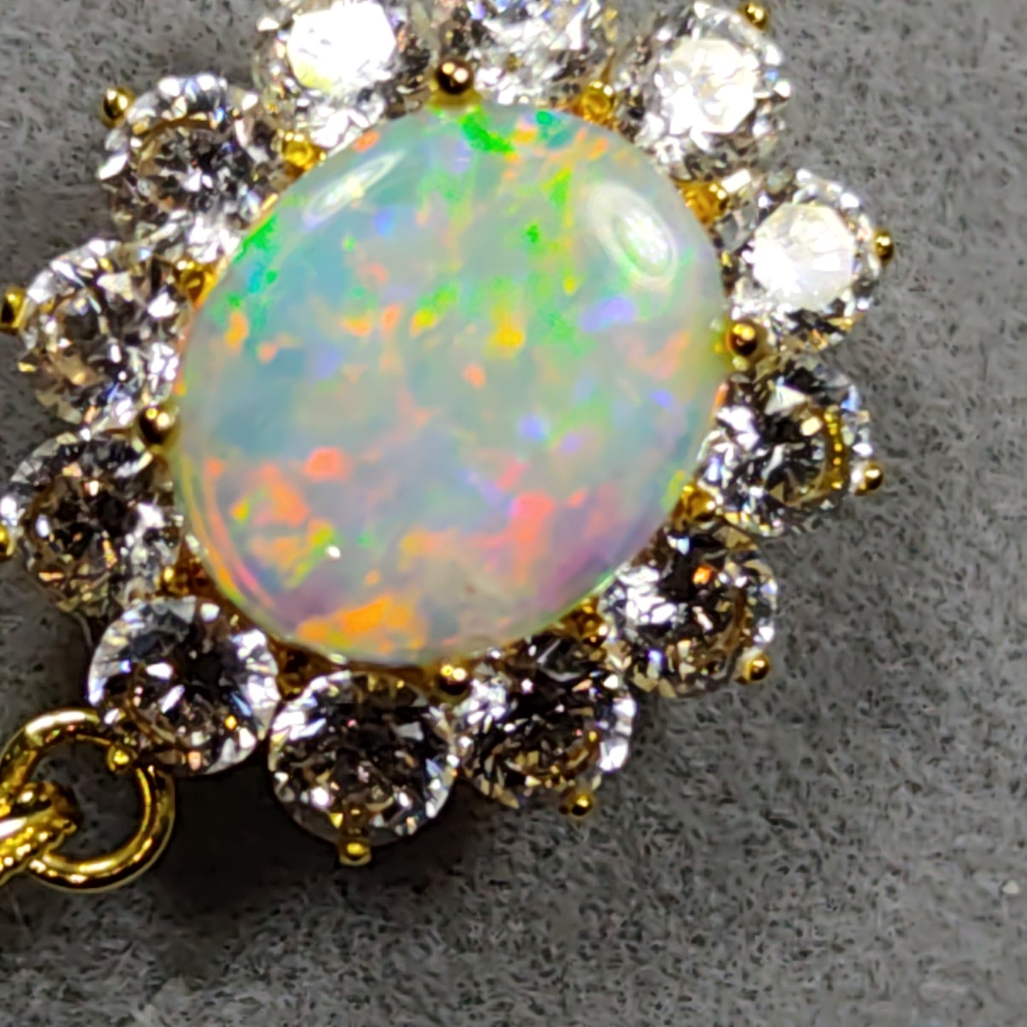 Pendentif or 18 carats opale australienne Cooberpedy