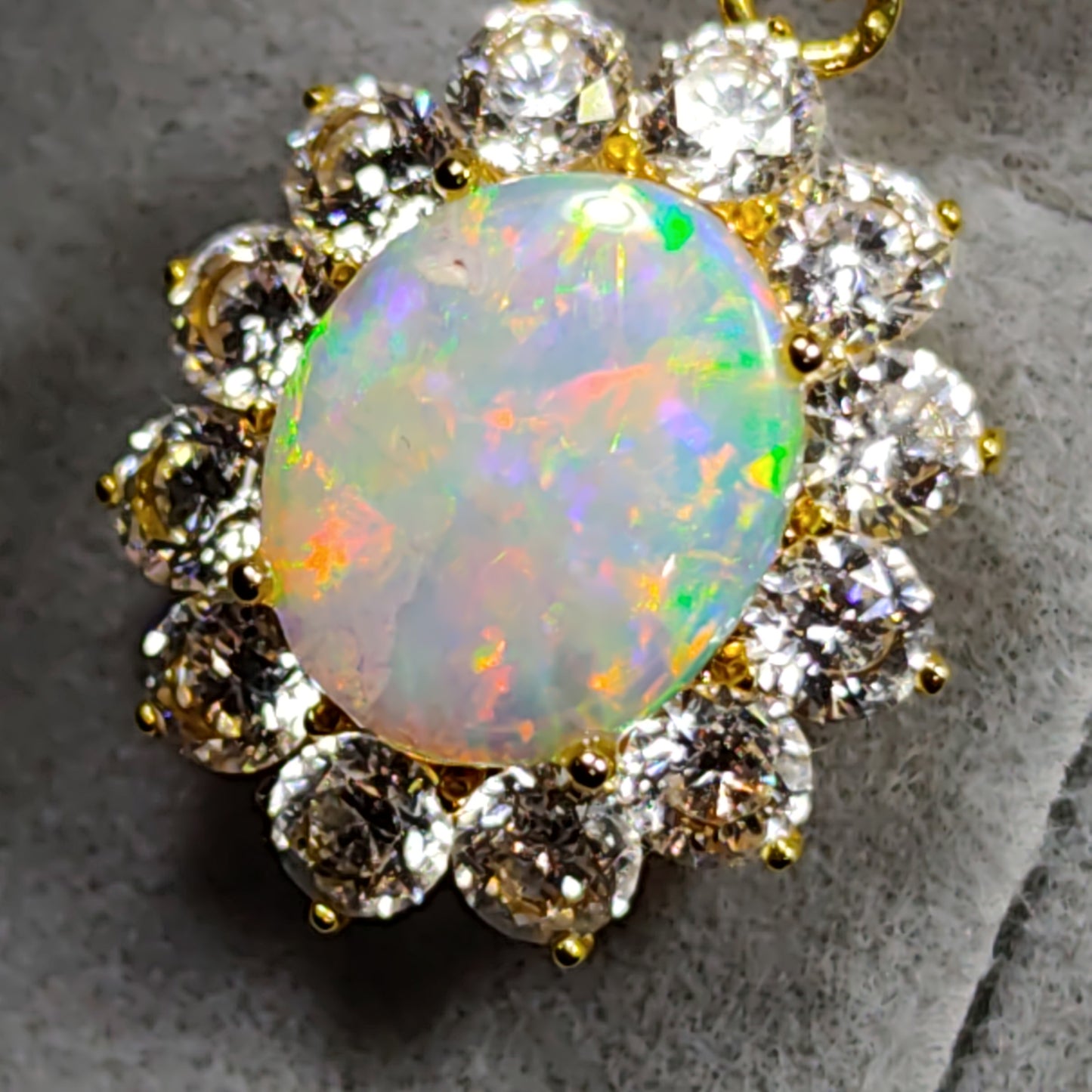 Pendentif or 18 carats opale australienne Cooberpedy