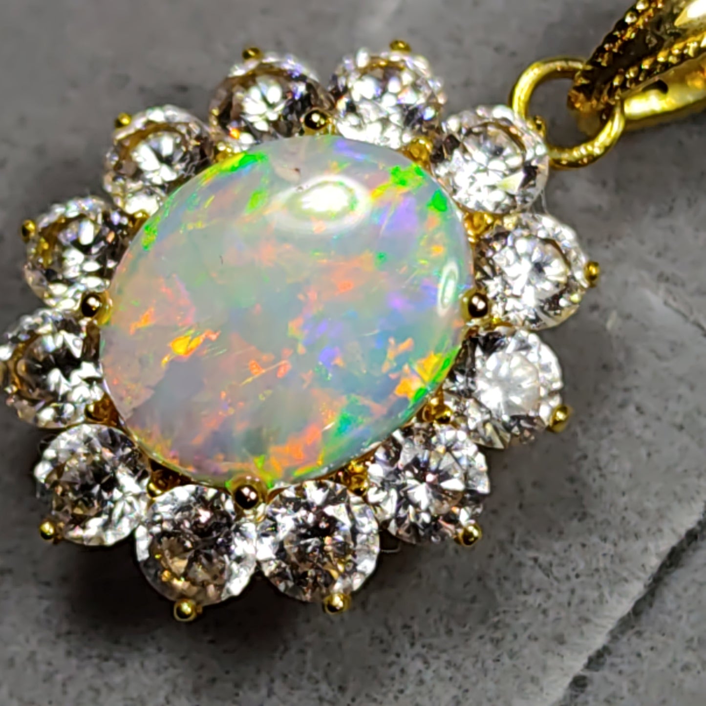 Pendentif or 18 carats opale australienne Cooberpedy