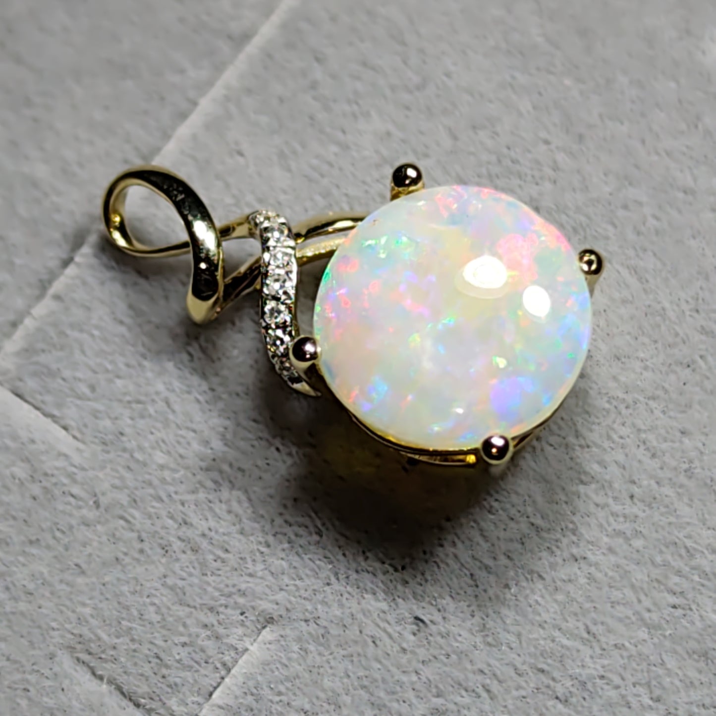 Pendentif or 14 carats diamants opales australienne Cooberpedy