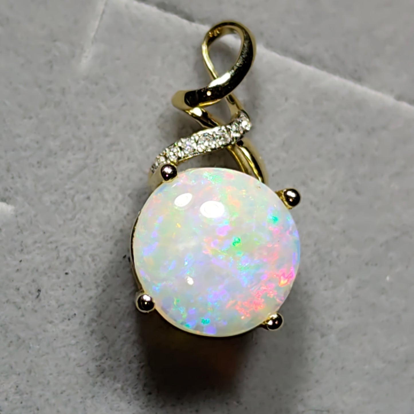 Pendentif or 14 carats diamants opales australienne Cooberpedy