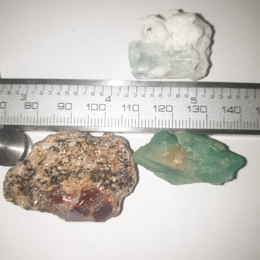 Lot de grandes pierres fines et précieuses, émeraude Panjshir, aigue-marine, zircon cristal rouge