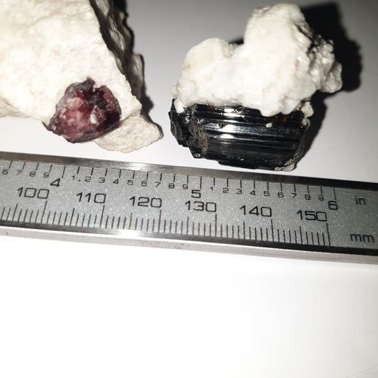 Tourmaline cristal noire sur matrice et Grenat sur matrice