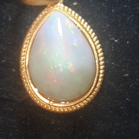 S925 silver pendant, yellow gold, welo rainbow opal, 4.10 carats