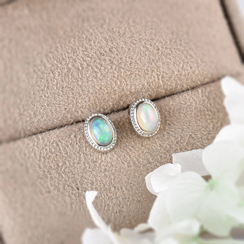Boucles d'oreilles en opale naturelle – Clous d'oreilles pour femmes avec tige en argent, pierre précieuse naturelle (forme cube ovale) et motif torsadé façon dentelle – Idée cadeau