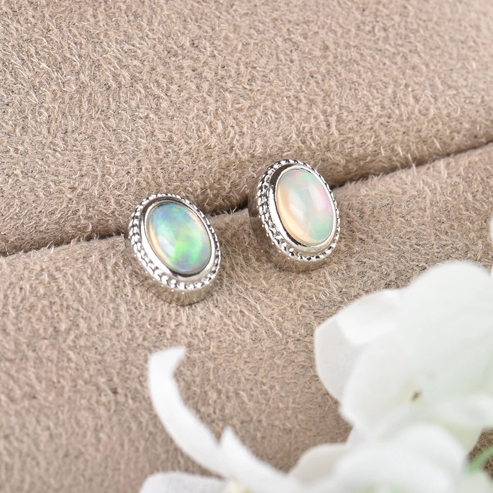 Boucles d'oreilles en opale naturelle – Clous d'oreilles pour femmes avec tige en argent, pierre précieuse naturelle (forme cube ovale) et motif torsadé façon dentelle – Idée cadeau