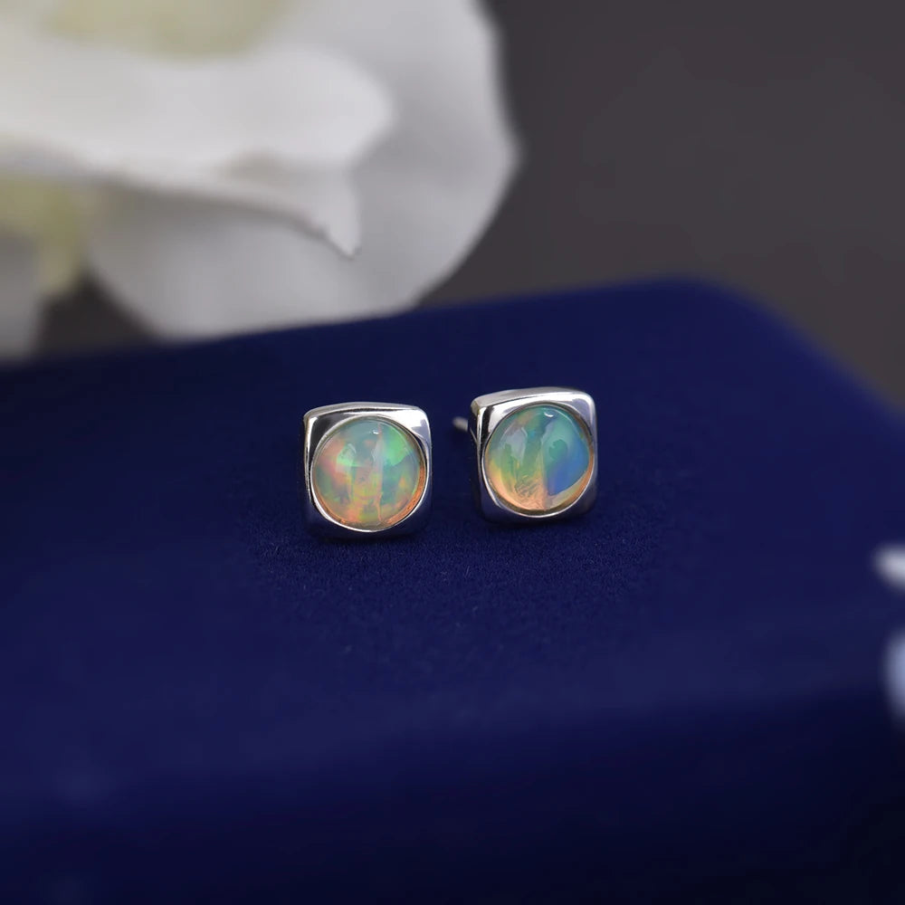 Boucles d'oreilles en opale welo précieuse et argent sterling 925 – Clous d'oreilles pour femme avec opale ronde naturelle de 6 mm et motif carré – Idée cadeau