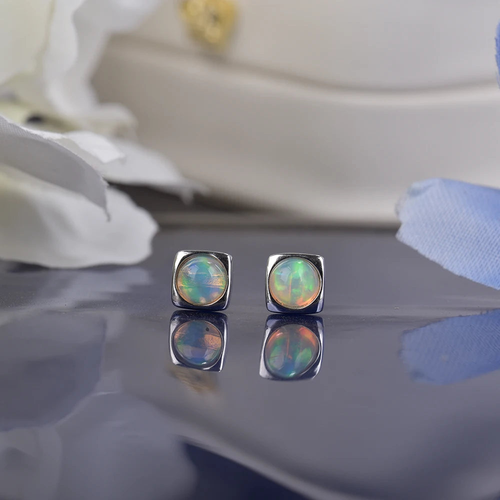 Boucles d'oreilles en opale welo précieuse et argent sterling 925 – Clous d'oreilles pour femme avec opale ronde naturelle de 6 mm et motif carré – Idée cadeau