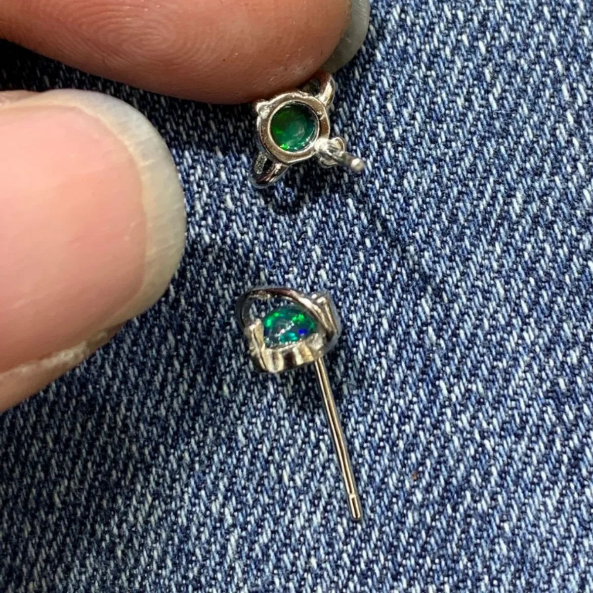 Boucles d'oreilles  Planète Terre » en opale – Puces d'oreilles avec cabochon en opale véritable – Design galaxie féerique – Bijou spatial unique et scintillant pour femme