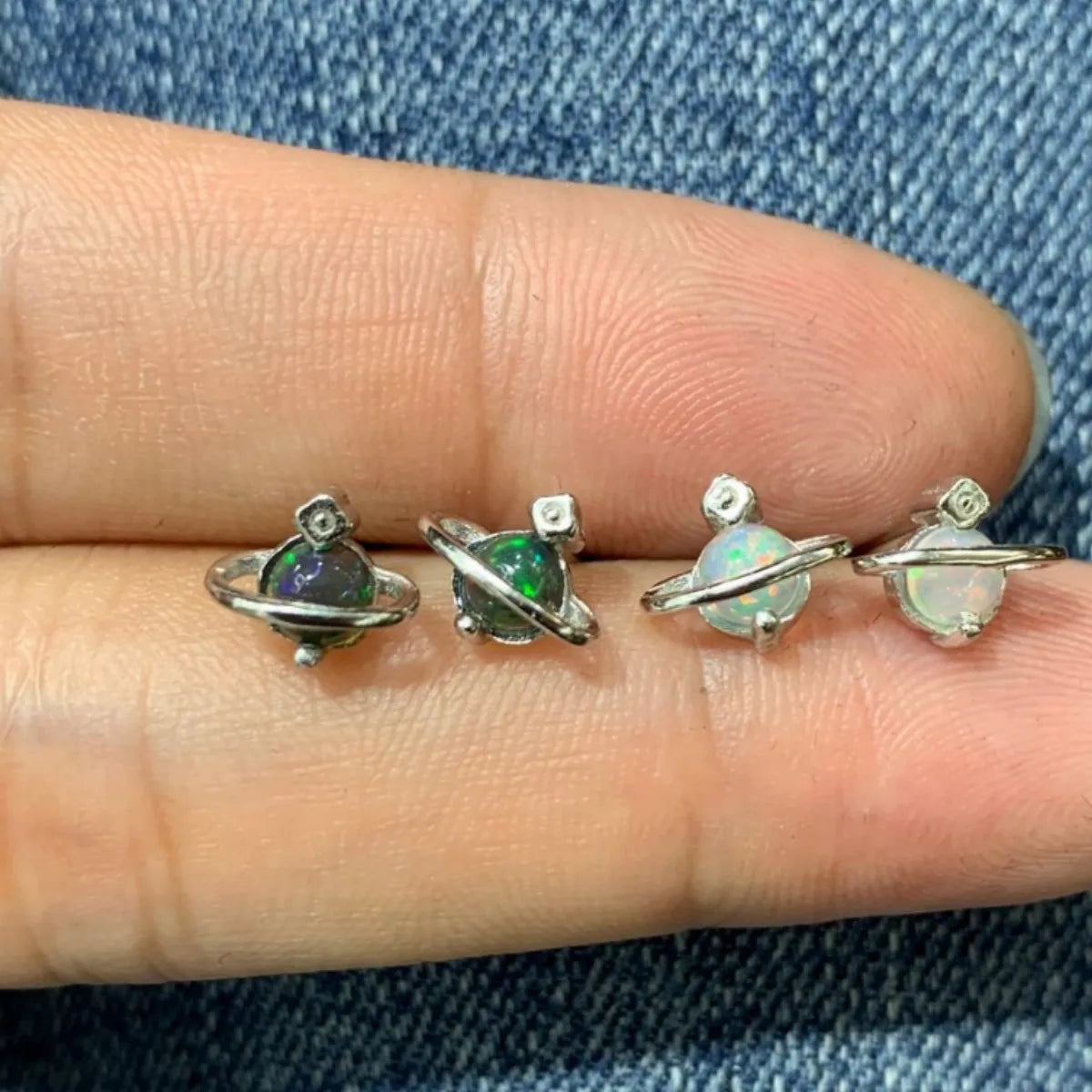 Boucles d'oreilles  Planète Terre » en opale – Puces d'oreilles avec cabochon en opale véritable – Design galaxie féerique – Bijou spatial unique et scintillant pour femme
