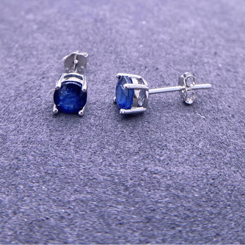 Élégantes boucles d'oreilles à clous en argent sterling 925 et saphir naturel (4 mm)