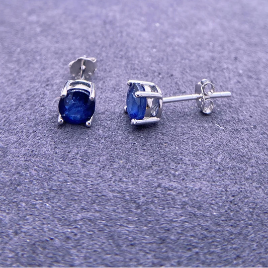 Élégantes boucles d'oreilles à clous en argent sterling 925 et saphir naturel (4 mm)