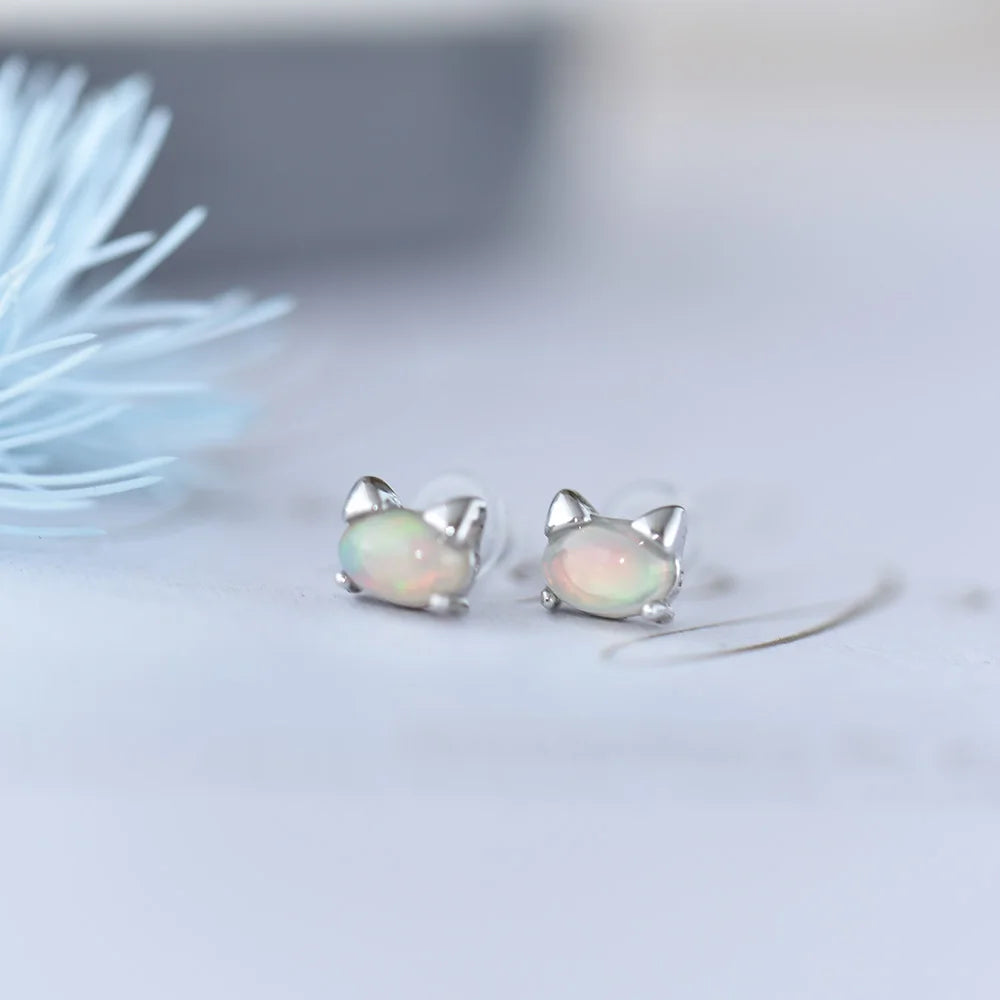 Boucles d'oreilles en opale welo naturelle et tige en argent sterling S925 – Adorables clous d'oreilles en forme de chat – Bijou délicat et simple pour femme – Joli cadeau