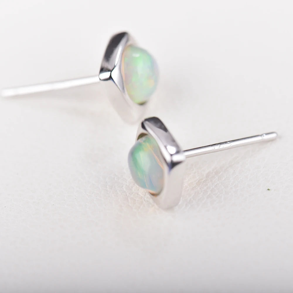 Boucles d'oreilles en opale welo précieuse et argent sterling 925 – Clous d'oreilles pour femme avec opale ronde naturelle de 6 mm et motif carré – Idée cadeau