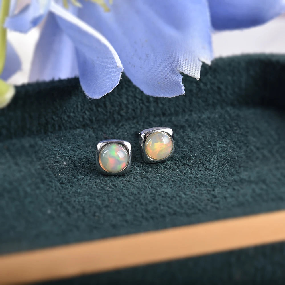 Boucles d'oreilles en opale précieuse – Clous carrés (cube de 5 mm) en pierre naturelle avec tige en argent – Bijou pour femme (idée cadeau)