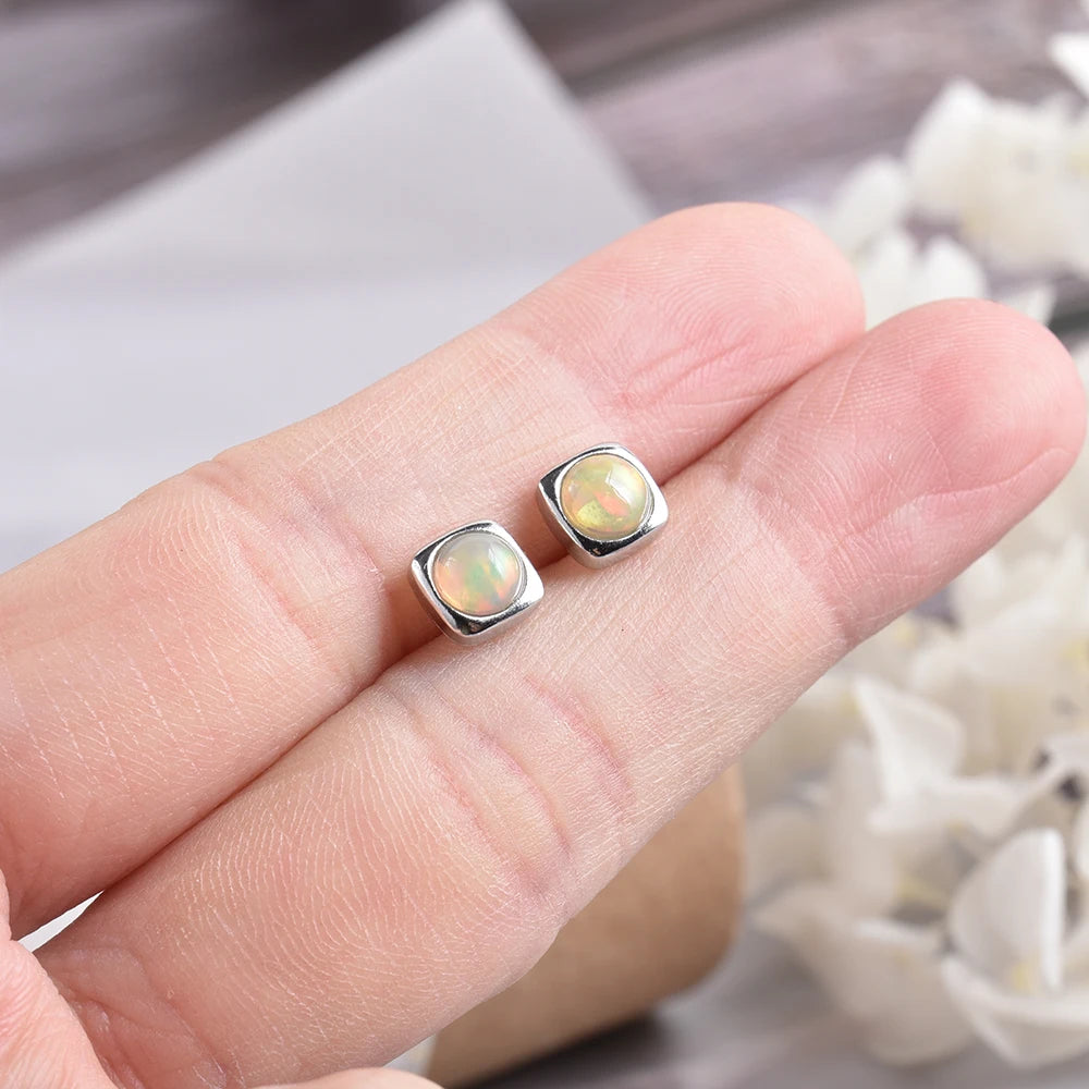 Boucles d'oreilles en opale précieuse – Clous carrés (cube de 5 mm) en pierre naturelle avec tige en argent – Bijou pour femme (idée cadeau)