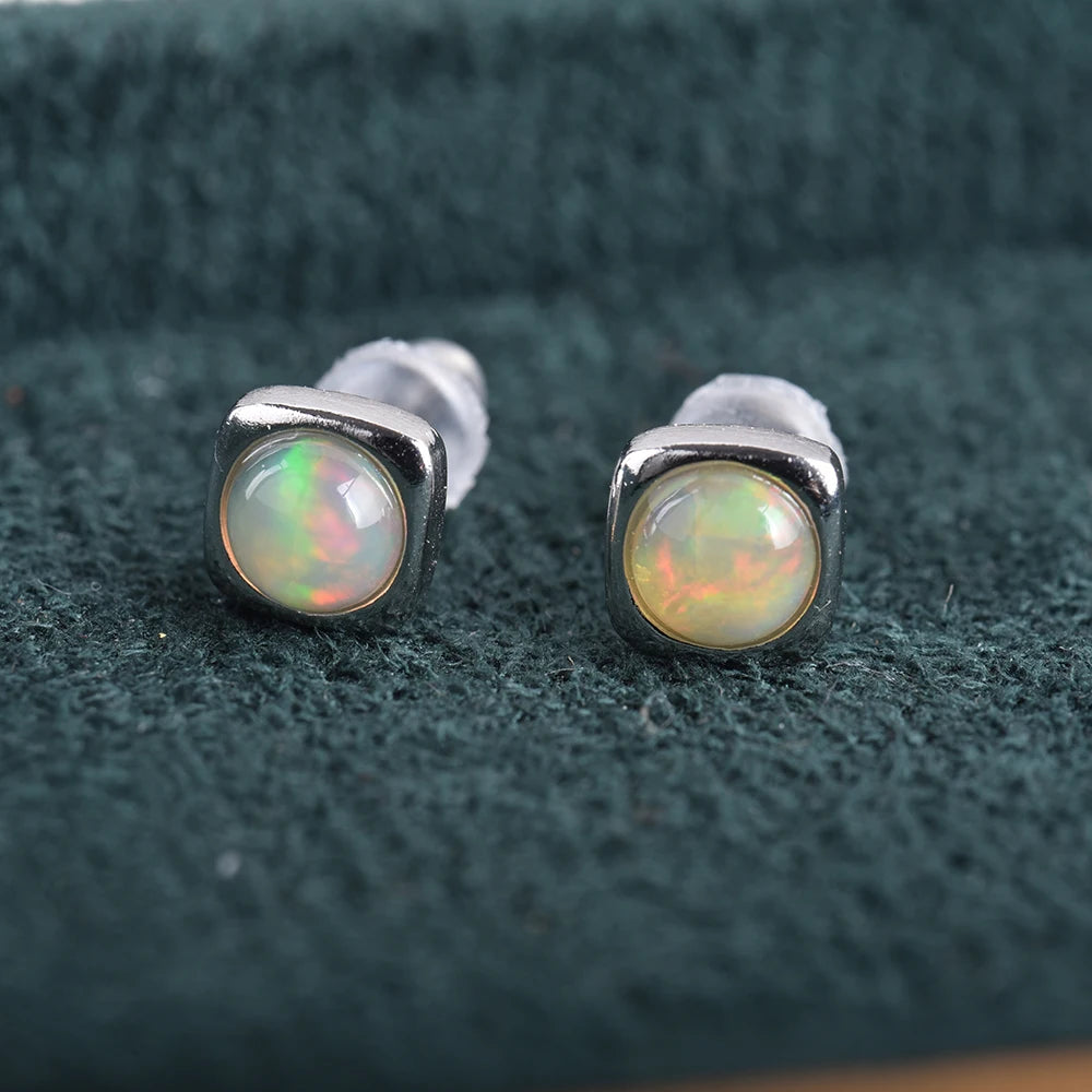 Boucles d'oreilles en opale précieuse – Clous carrés (cube de 5 mm) en pierre naturelle avec tige en argent – Bijou pour femme (idée cadeau)