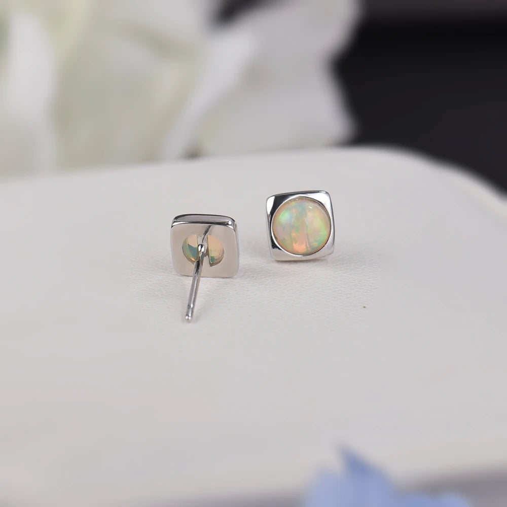 Boucles d'oreilles en opale welo précieuse et argent sterling 925 – Clous d'oreilles pour femme avec opale ronde naturelle de 6 mm et motif carré – Idée cadeau