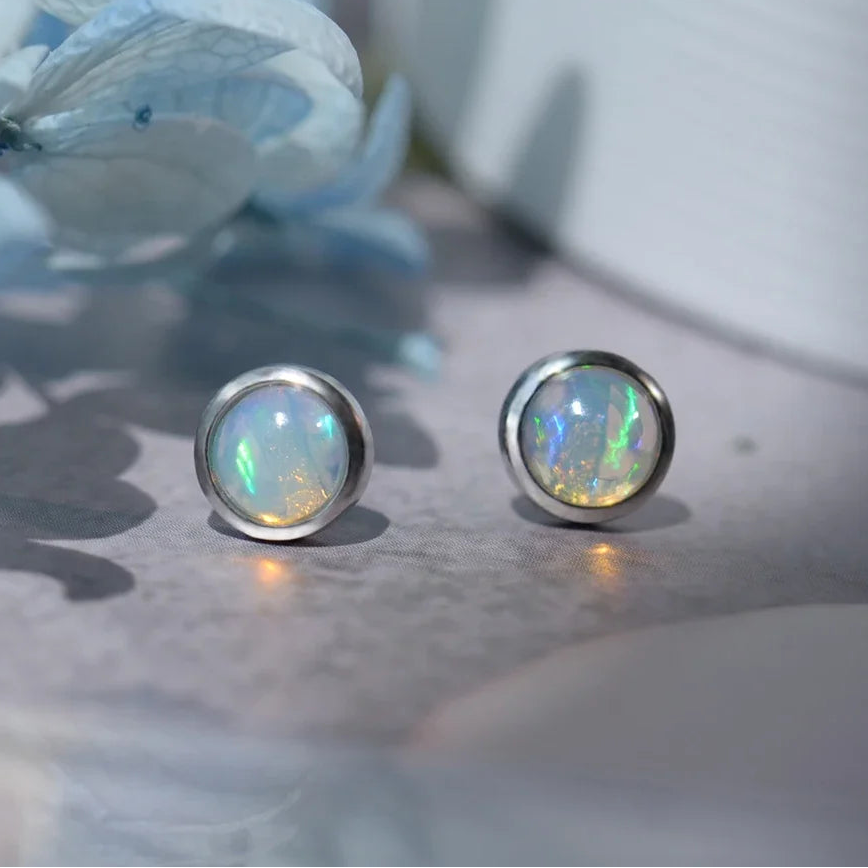 Boucles d'oreilles puces en argent avec opale welo ronde de 6 mm – Bijou coloré pour femme, symbole de chance et d'espoir – Idée cadeau
