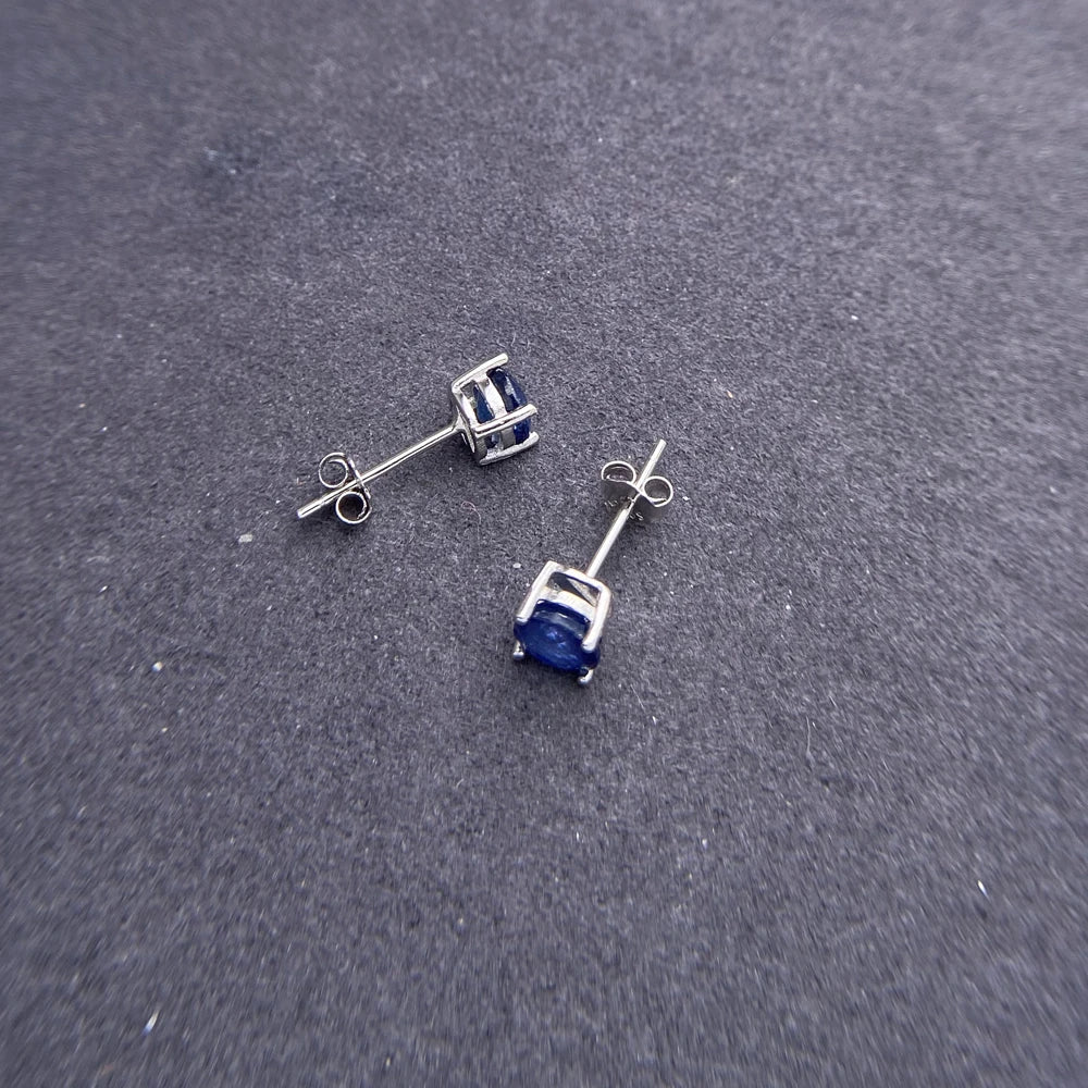 Élégantes boucles d'oreilles à clous en argent sterling 925 et saphir naturel (4 mm)