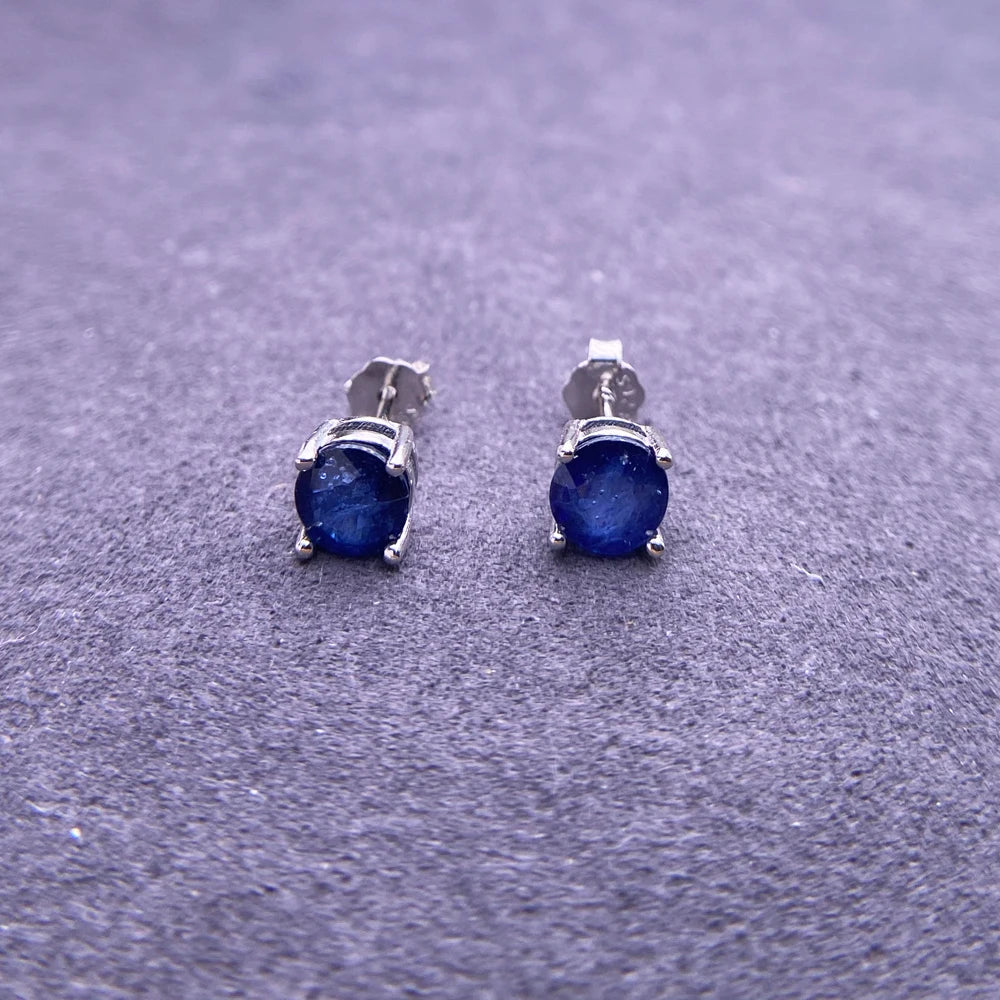 Élégantes boucles d'oreilles à clous en argent sterling 925 et saphir naturel (4 mm)