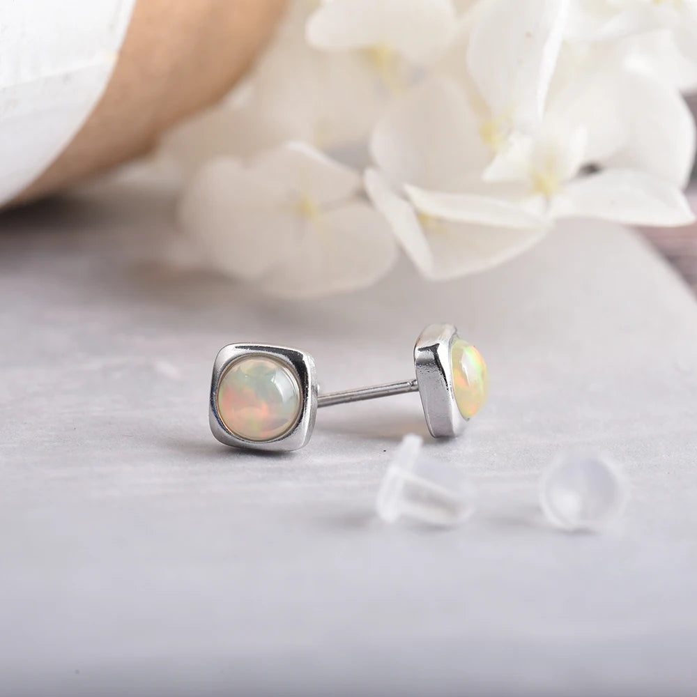 Boucles d'oreilles en opale précieuse – Clous carrés (cube de 5 mm) en pierre naturelle avec tige en argent – Bijou pour femme (idée cadeau)