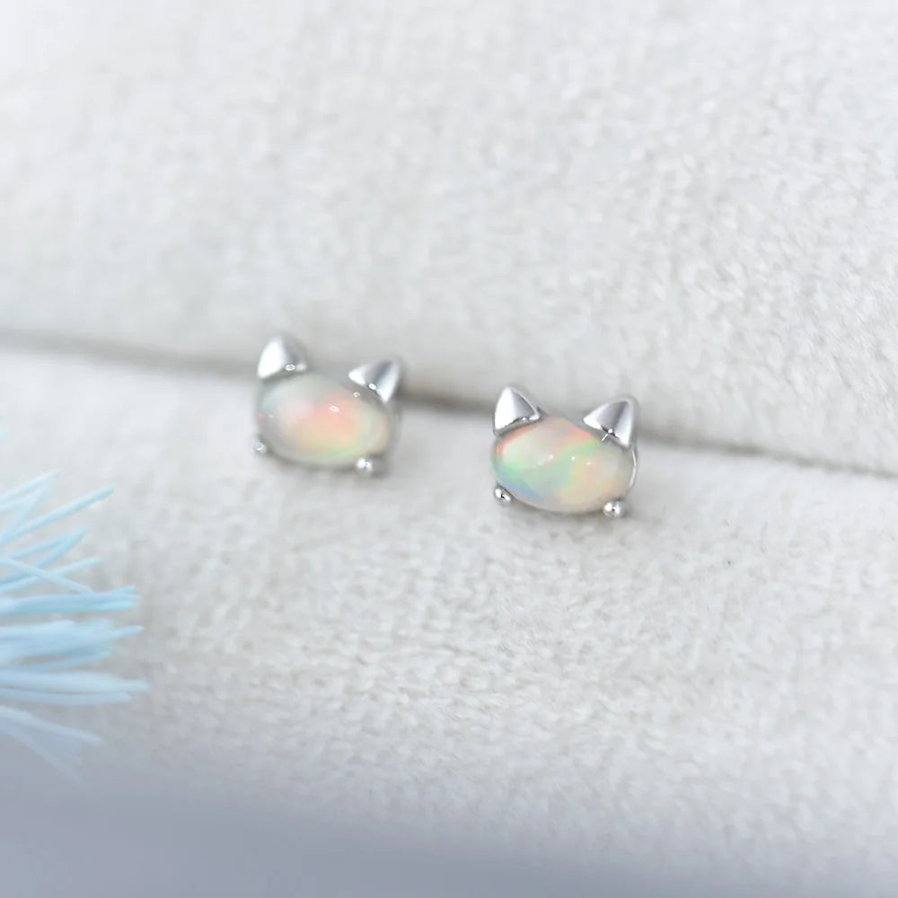 Boucles d'oreilles en opale welo naturelle et tige en argent sterling S925 – Adorables clous d'oreilles en forme de chat – Bijou délicat et simple pour femme – Joli cadeau