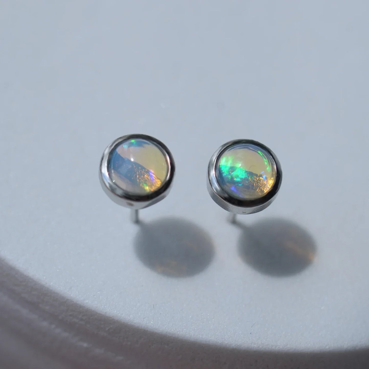 Boucles d'oreilles puces en argent avec opale welo ronde de 6 mm – Bijou coloré pour femme, symbole de chance et d'espoir – Idée cadeau