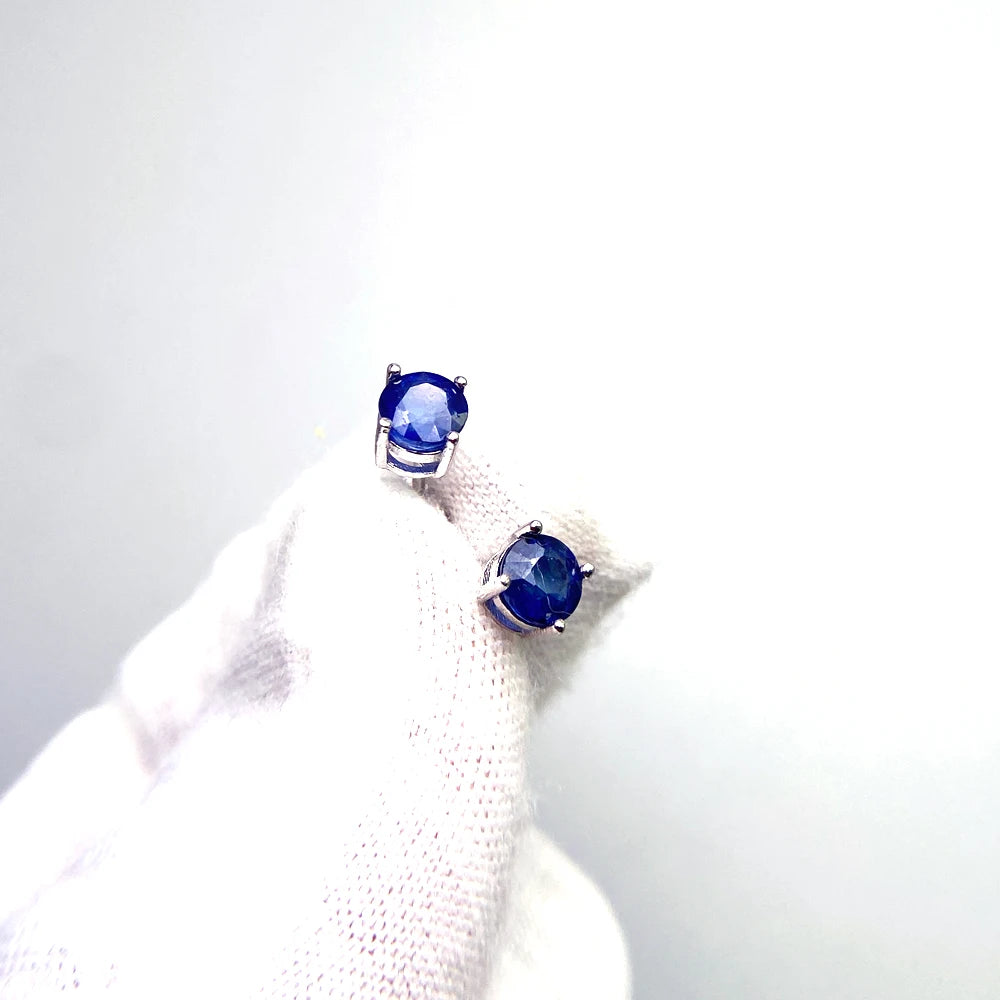 Élégantes boucles d'oreilles à clous en argent sterling 925 et saphir naturel (4 mm)