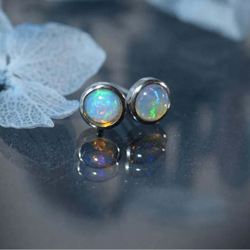 Boucles d'oreilles puces en argent avec opale welo ronde de 6 mm – Bijou coloré pour femme, symbole de chance et d'espoir – Idée cadeau