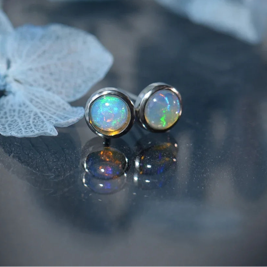 Boucles d'oreilles puces en argent avec opale welo ronde de 6 mm – Bijou coloré pour femme, symbole de chance et d'espoir – Idée cadeau