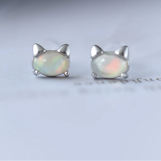 Boucles d'oreilles en opale welo naturelle et tige en argent sterling S925 – Adorables clous d'oreilles en forme de chat – Bijou délicat et simple pour femme – Joli cadeau