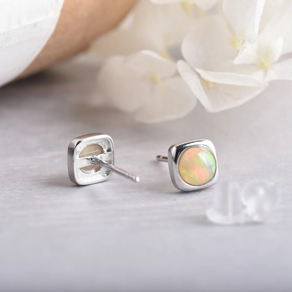Boucles d'oreilles en opale précieuse – Clous carrés (cube de 5 mm) en pierre naturelle avec tige en argent – Bijou pour femme (idée cadeau)