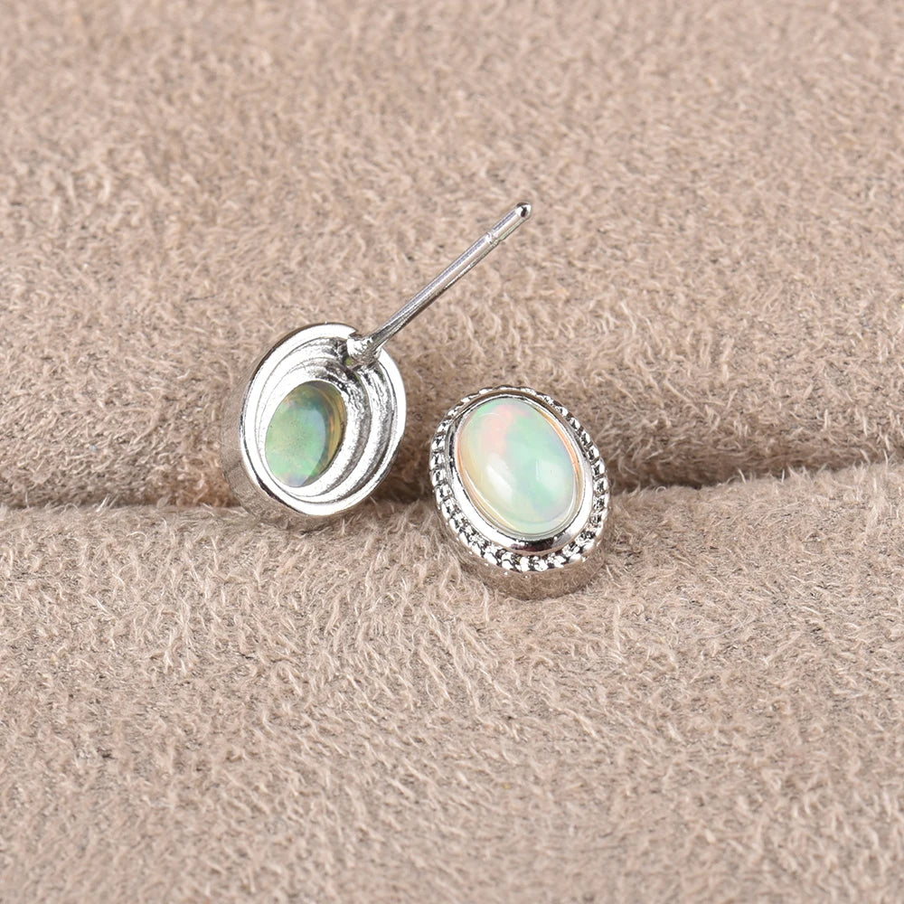 Boucles d'oreilles en opale naturelle – Clous d'oreilles pour femmes avec tige en argent, pierre précieuse naturelle (forme cube ovale) et motif torsadé façon dentelle – Idée cadeau