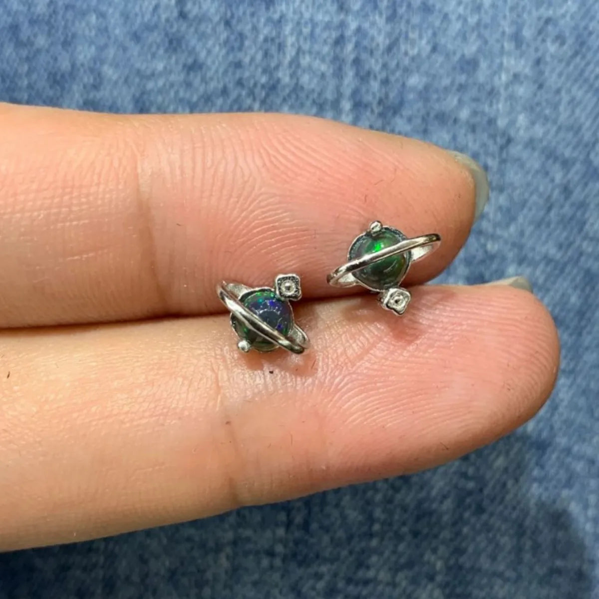 Boucles d'oreilles  Planète Terre » en opale – Puces d'oreilles avec cabochon en opale véritable – Design galaxie féerique – Bijou spatial unique et scintillant pour femme