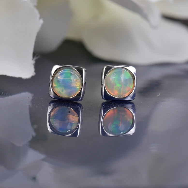 Boucles d'oreilles en opale welo précieuse et argent sterling 925 – Clous d'oreilles pour femme avec opale ronde naturelle de 6 mm et motif carré – Idée cadeau