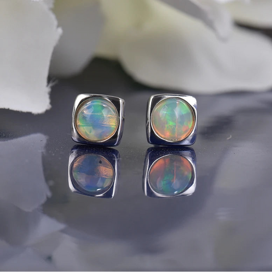 Boucles d'oreilles en opale welo précieuse et argent sterling 925 – Clous d'oreilles pour femme avec opale ronde naturelle de 6 mm et motif carré – Idée cadeau