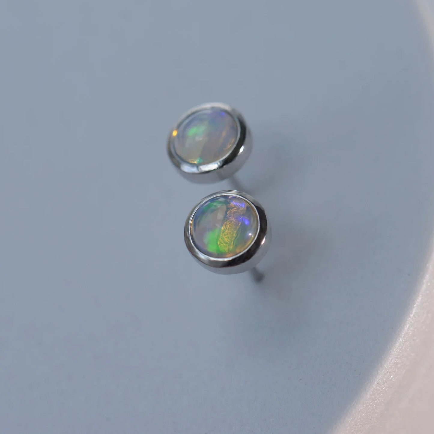 Boucles d'oreilles puces en argent avec opale welo ronde de 6 mm – Bijou coloré pour femme, symbole de chance et d'espoir – Idée cadeau